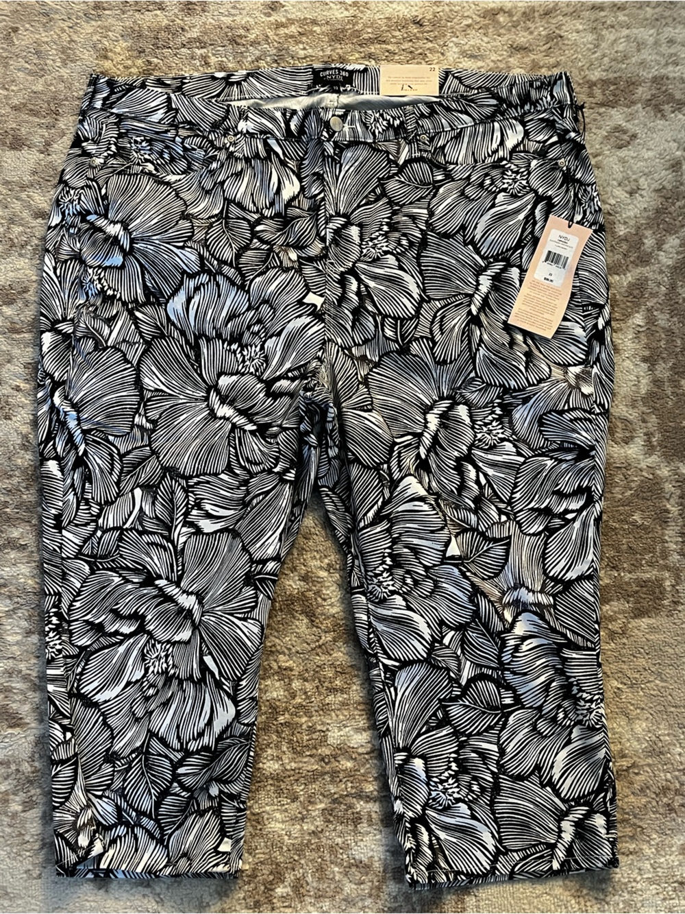 Women’s Black & White Floral Capri Pants